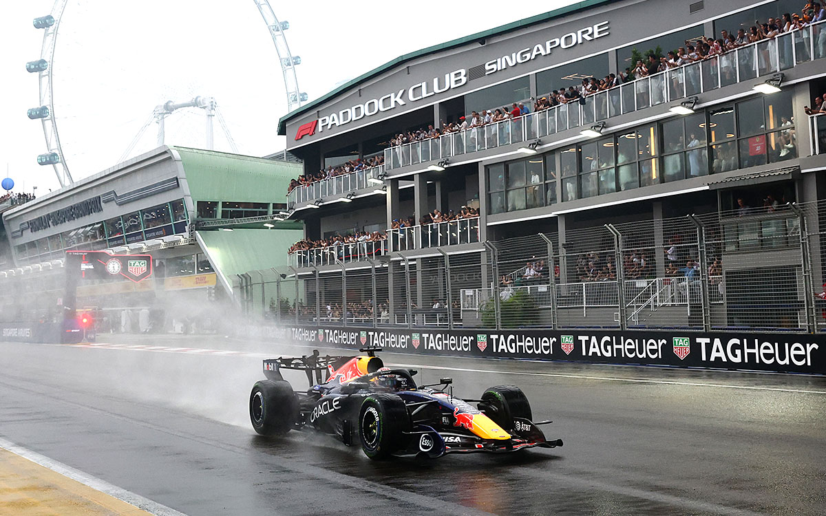 2026年F1シンガポールGPのスプリントレースで濡れた路面を走行するマックス・フェルスタッペン（レッドブル）-2026年10月10日マリーナベイ市街地コース