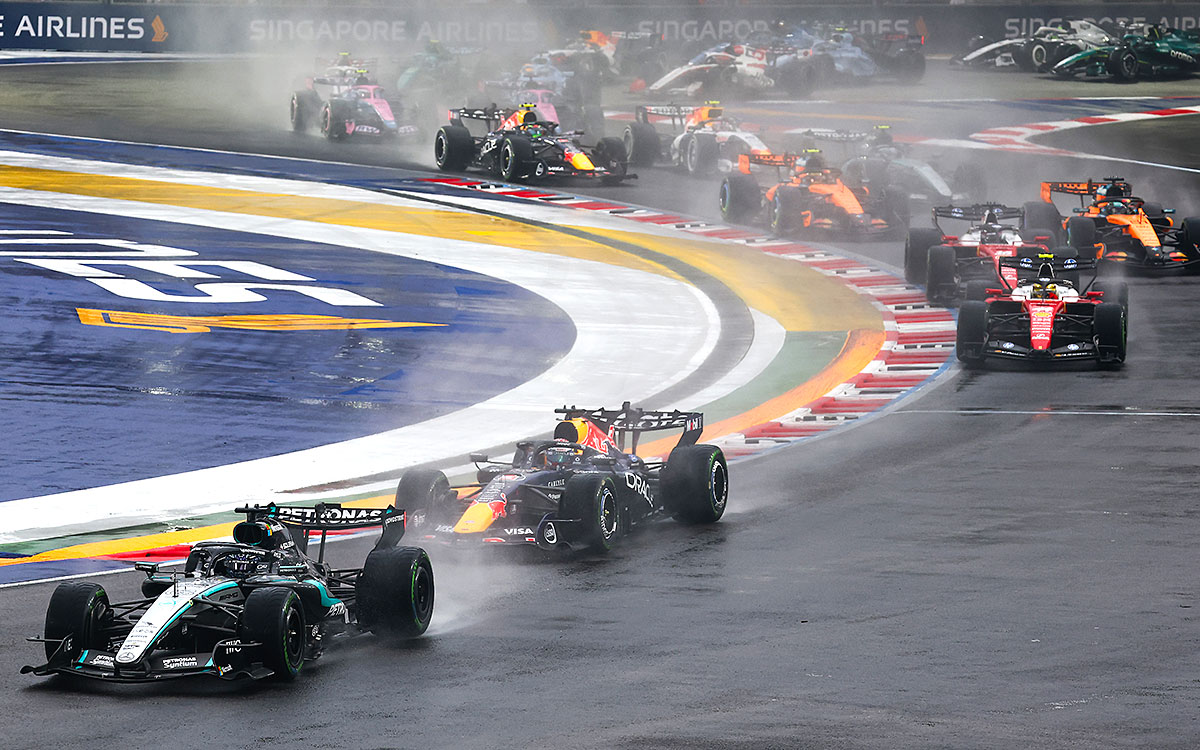 2026年F1シンガポールGPのスプリントレーススタート直後、濡れた路面を走行するF1マシン-2026年10月10日マリーナベイ市街地コース