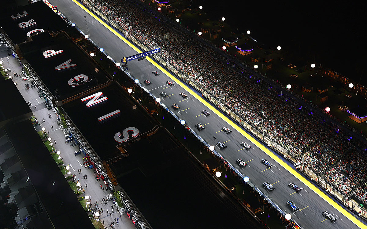 2026年F1シンガポールGPの決勝スタート時を夜空から撮影-2026年10月11日マリーナベイ市街地コース