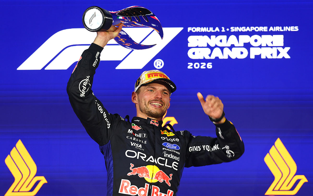 表彰台で優勝トロフィーを高く掲げ、笑顔を見せるマックス・フェルスタッペン(レッドブル・レーシング)、2026年10月11日(日) F1シンガポールGP決勝(マリーナベイ市街地コース)