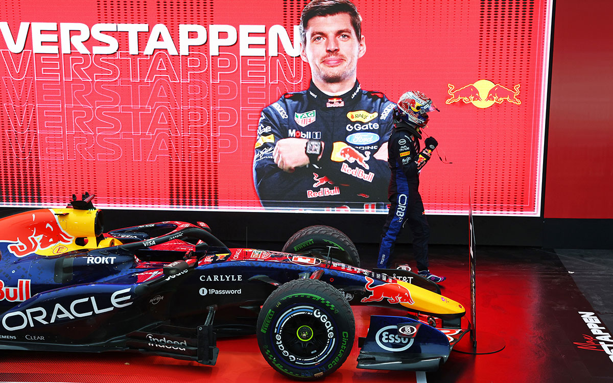 スプリントでの優勝を経てパルクフェルメで自身のRB22と大型スクリーンを背に歩くマックス・フェルスタッペン（レッドブル・レーシング）、2026年10月10日(土) F1シンガポールGP（マリーナベイ市街地コース）