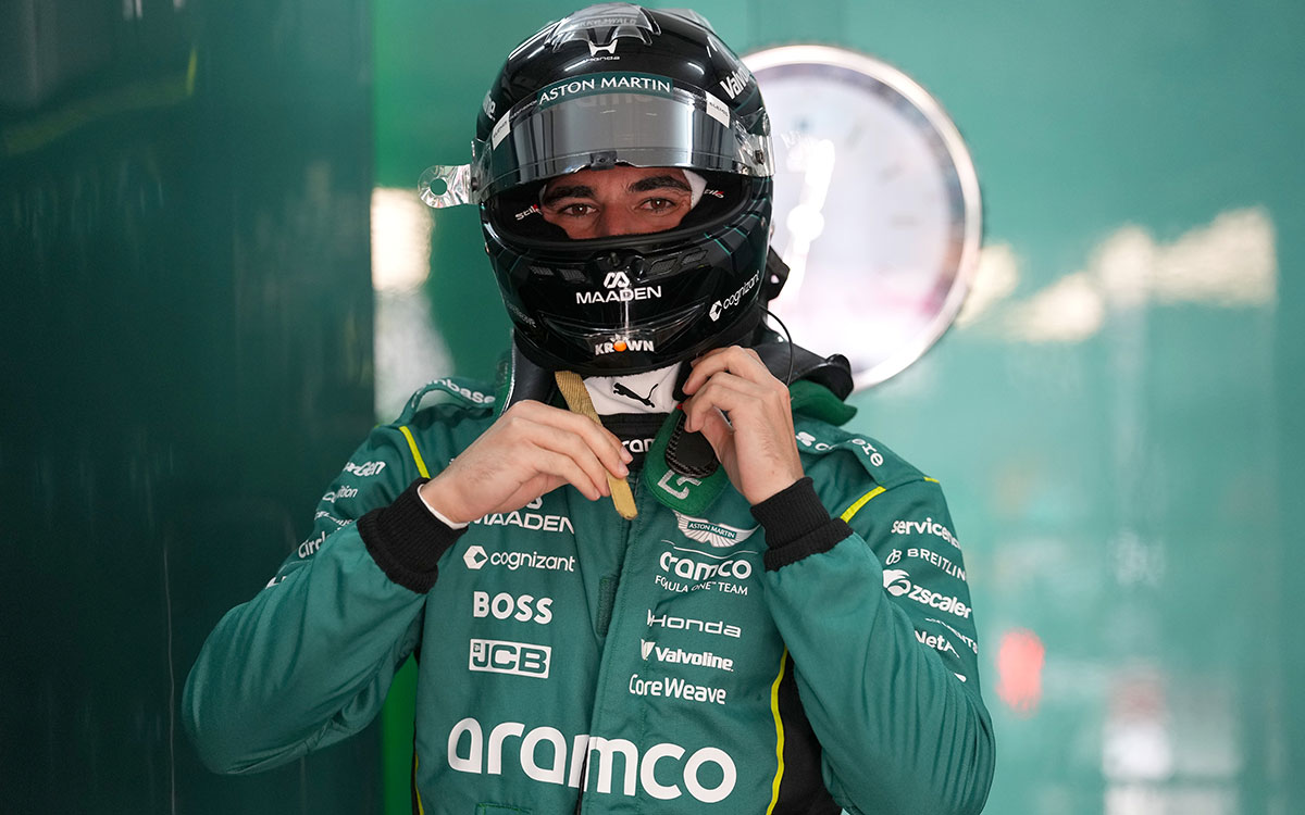 ガレージ内でヘルメットのストラップを締め走行に備えるランス・ストロール(アストンマーティン・ホンダ)、2026年10月3日(土) F1バーレーンGP予選(セパン・インターナショナル・サーキット)