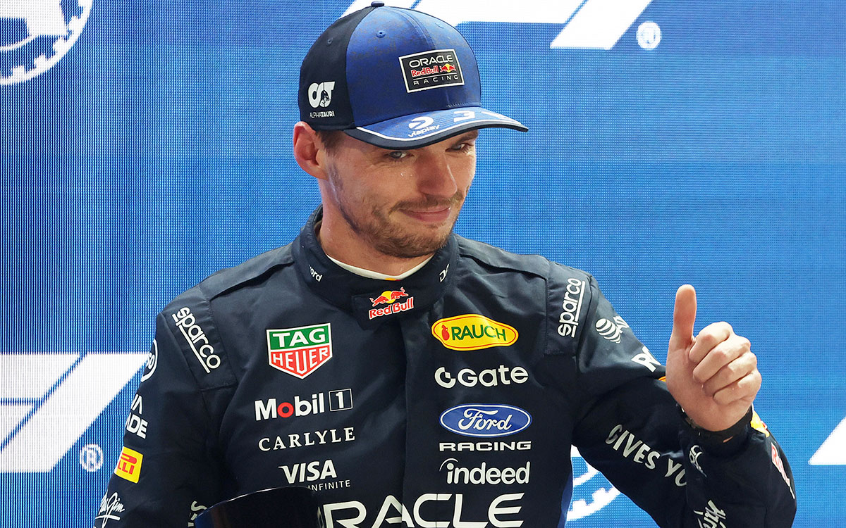 スプリント予選でポールポジションを獲得し、パルクフェルメで親指を立てて笑みを浮かべるマックス・フェルスタッペン（レッドブル・レーシング）、2026年10月9日(金) F1シンガポールGP（マリーナベイ市街地コース）