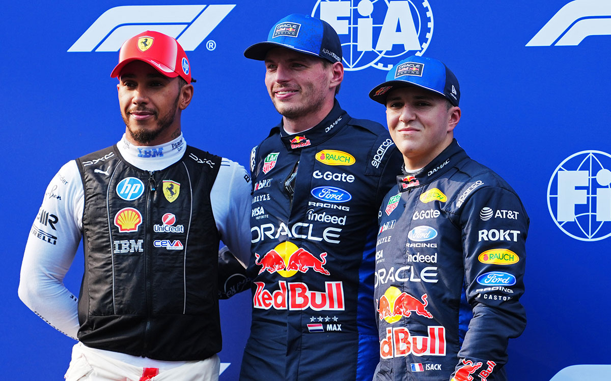 パルクフェルメで並ぶポールポジションのマックス・フェルスタッペン、3番手アイザック・ハジャー（ともにレッドブル・レーシング）と2番手ルイス・ハミルトン（フェラーリ）、2026年10月3日(土) F1バーレーンGP予選（セパン・インターナショナル・サーキット）