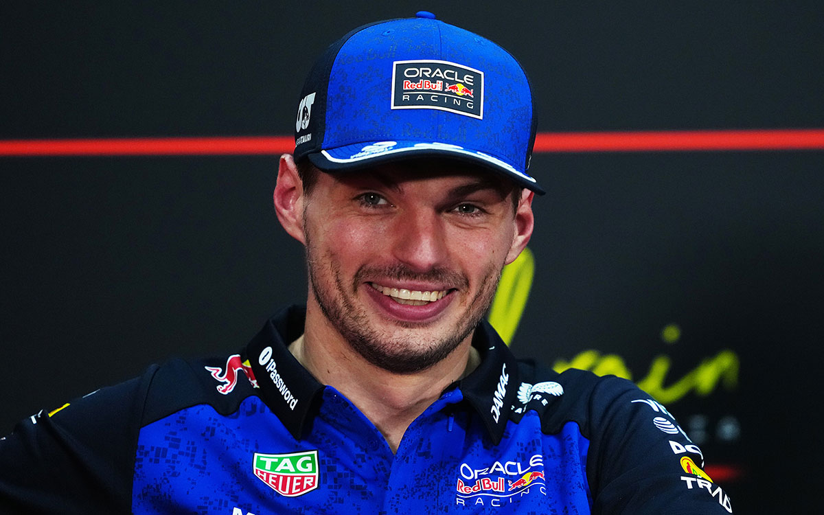 ポールポジション獲得した予選を経てドライバー記者会見で笑顔を見せるマックス・フェルスタッペン（レッドブル・レーシング）、2026年10月3日(土) F1バーレーンGP（セパン・インターナショナル・サーキット）
