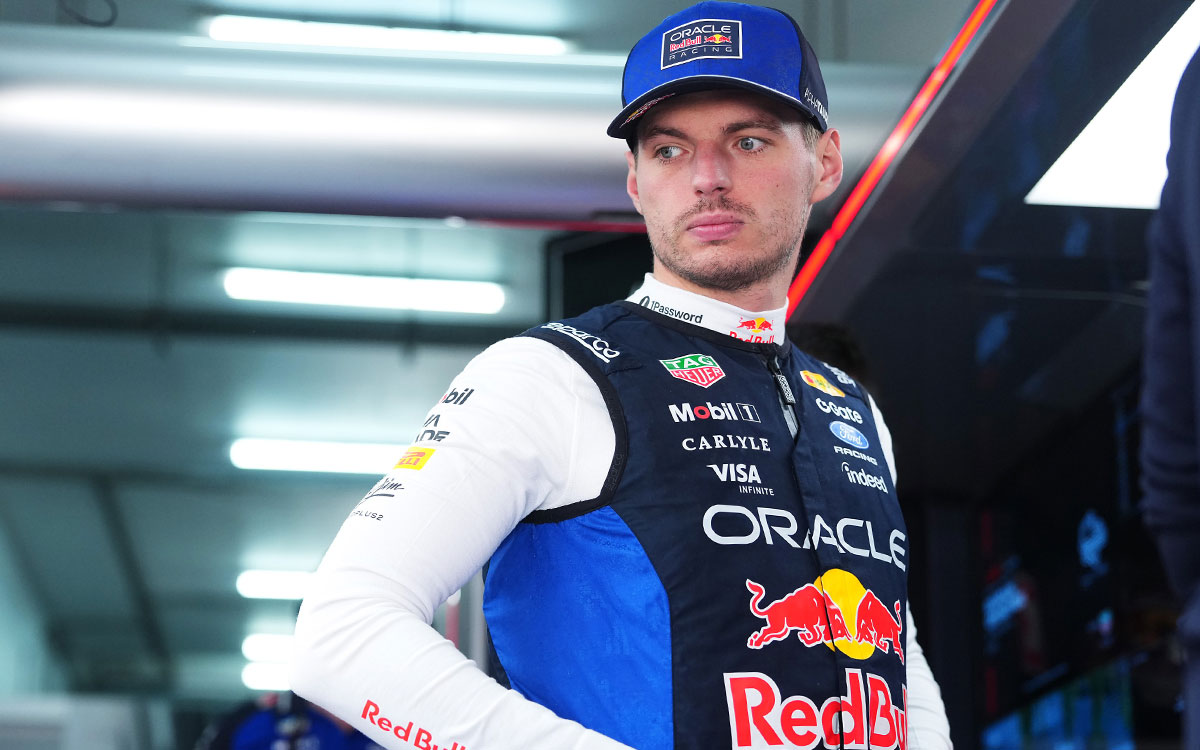 ガレージ内でレーシングスーツを整え走行に備えるマックス・フェルスタッペン(レッドブル・レーシング)、2026年10月2日(金) F1バーレーンGPフリー走行(セパン・インターナショナル・サーキット)
